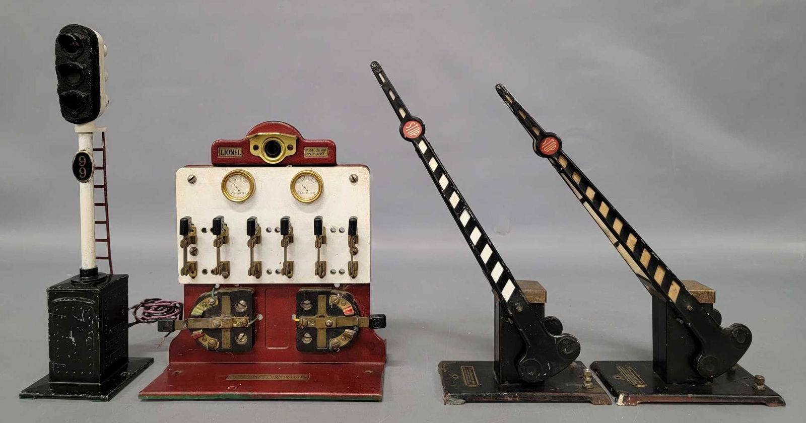 Group of Lionel prewar accessories (1 of 6)