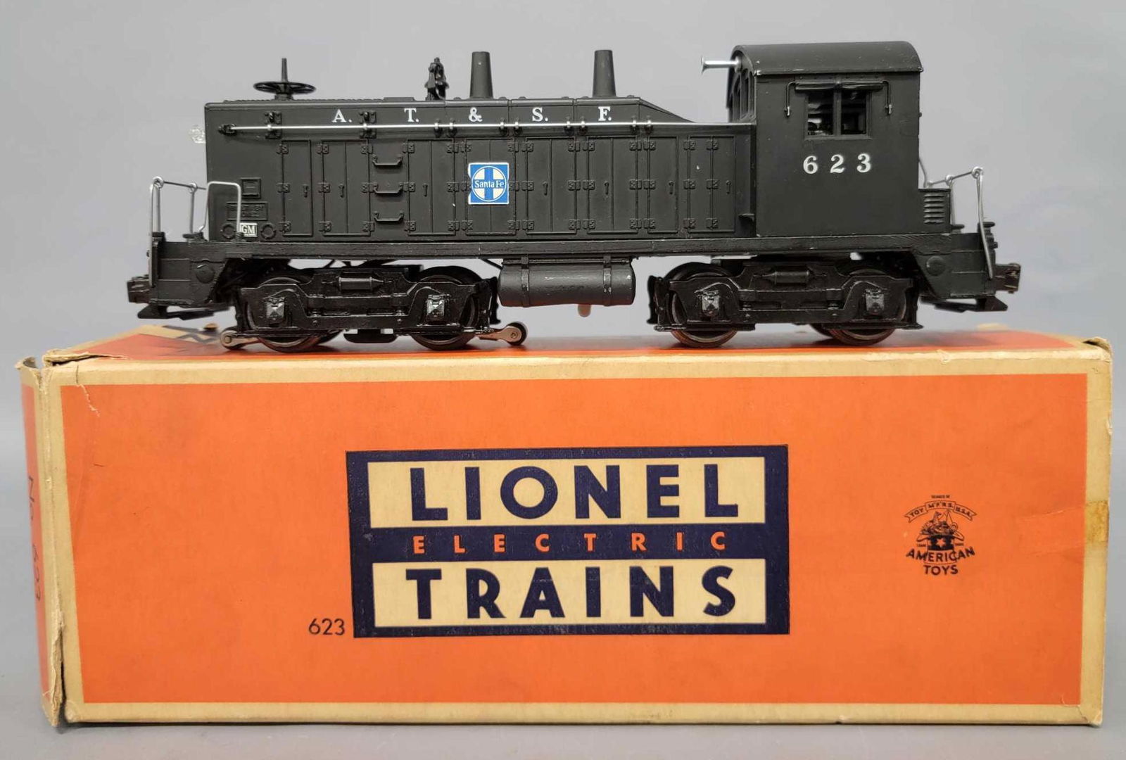 Lionel postwar O 623 Santa Fe NW-2 diesel switcher in (1 of 7)