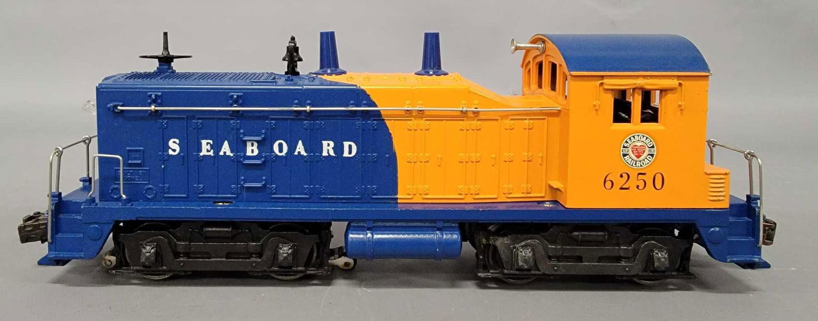 Lionel postwar O 6250 Seaboard NW-2 diesel switcher (1 of 6)