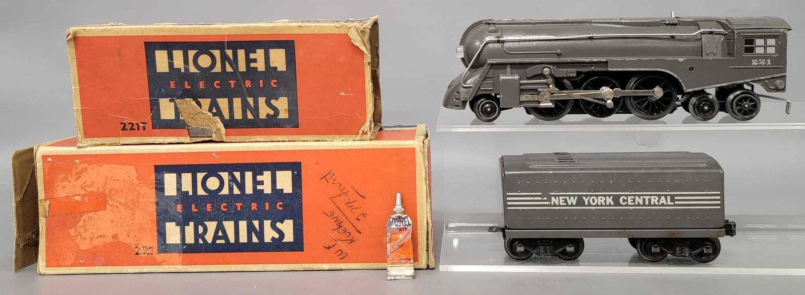 Lionel postwar O GRAY 221 steam locomotive and tender: Lionel postwar O gray 221 steam locomotive and tender with original boxes. The locomotive shows heavy run time while the tender shows light run time, both are C6. Comes with a good original box for th