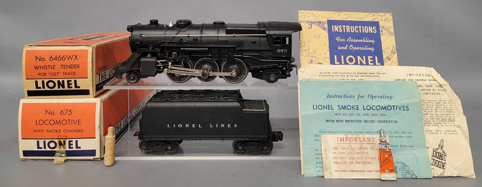 Extremely nice Lionel postwar O 675 steam locomotive: Extremely nice Lionel postwar O 675 steam locomotive with 6466WX tender in original boxes. Locomotive and tender show moderate run time and are C7 with good to very good original boxes, original instr