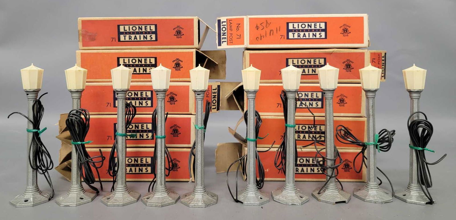 Group of ten Lionel postwar 71 lamp posts in original (1 of 10)