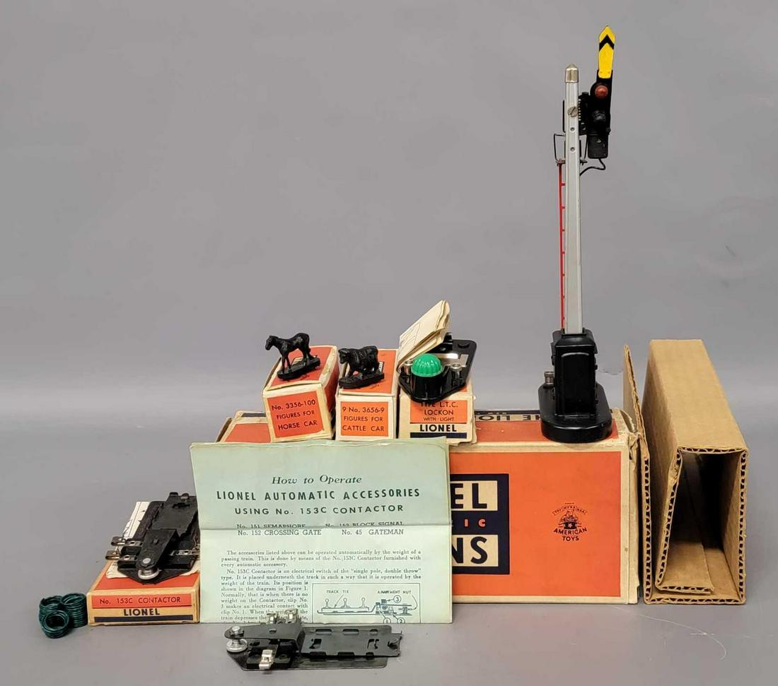 Group of five Lionel postwar accessories with original (1 of 6)