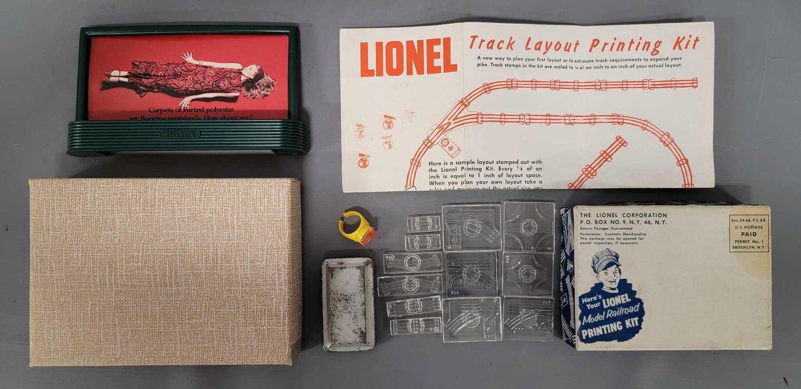 Group of two Lionel postwar accessories in original (1 of 4)