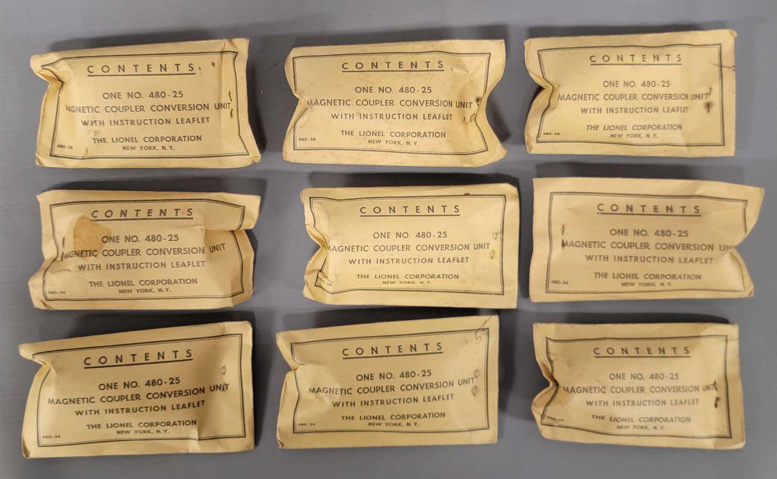 Group of nine Lionel postwar 480-25 magnetic coupler (1 of 4)