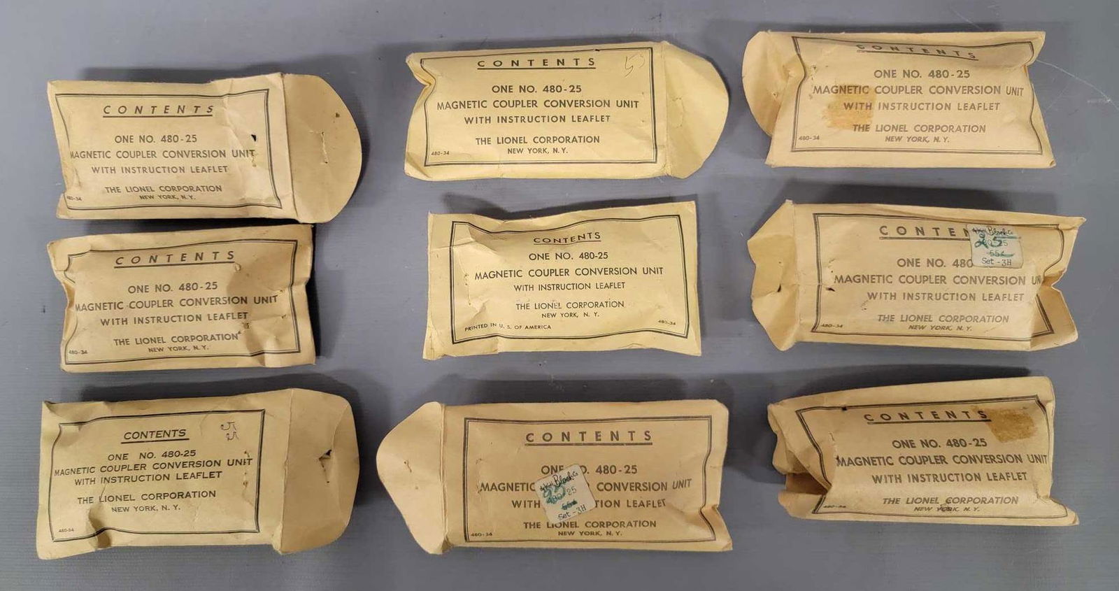 Group of nine Lionel postwar 480-25 magnetic coupler (1 of 5)