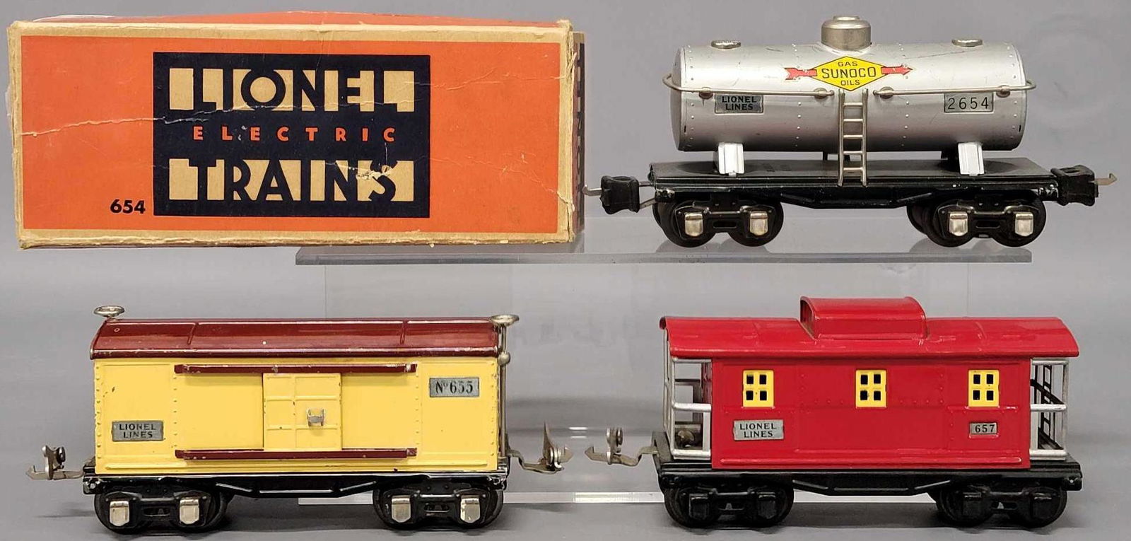 Three Lionel prewar O train cars (1 of 6)