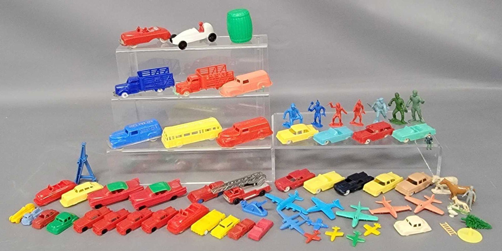 Large group of mixed plastic toys (1 of 5)