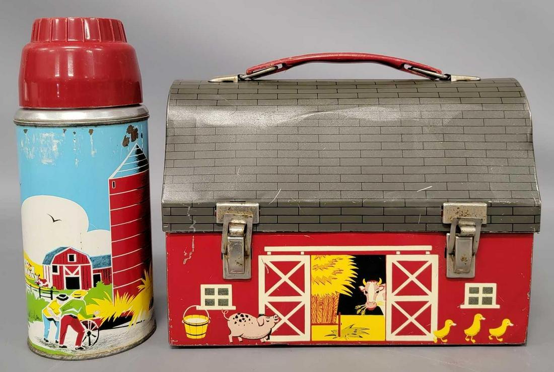 Farm barn lunch box and thermos: Farm barn lunch box and thermos, very good condition with a crease on the lid, minor scartches and paint loss, nice thermos with no damage as seen in the photos.