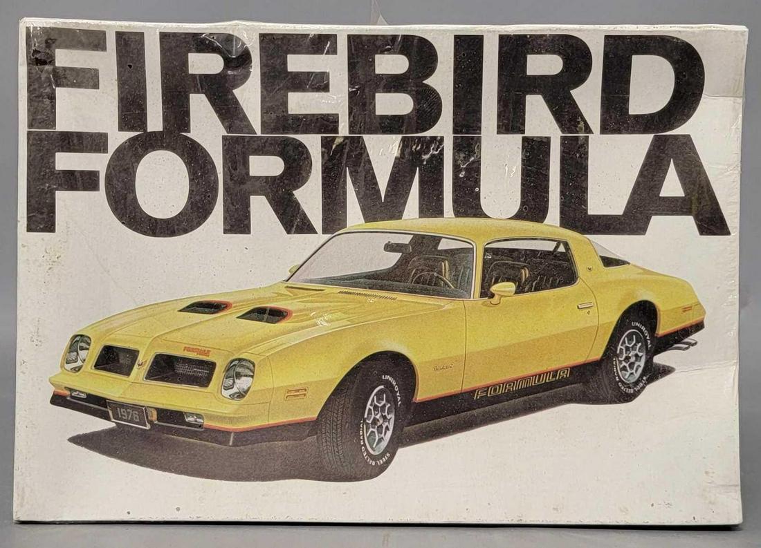 Fundimensions 1/25 scale yellow Firebird Formula promo model kit factory sealed: Fundimensions 1/25 scale yellow Firebird Formula promo model kit factory sealed, kit is very good as it has hard pinch at the right edge causing deep cupping to the top edge, sides are cupping as well