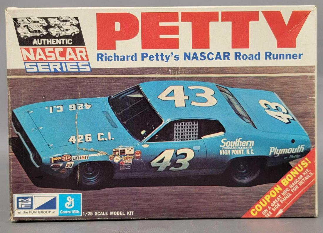 MPC 1/25 scale 11701-225 Petty Road Runner model kit unbuilt in original box: MPC 1/25 scale 11701-225 Petty Road Runner model kit unbuilt in original box, kit is excellent, clean instruction and decal sheet, box isgood but has an "L" shaped hole in the top right over t