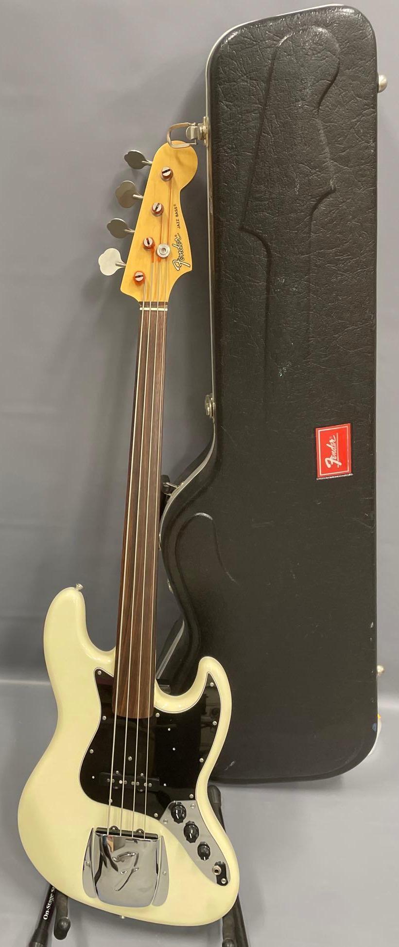 Fender Japan fretless Jazz bass guitar in hard case (1 of 16)