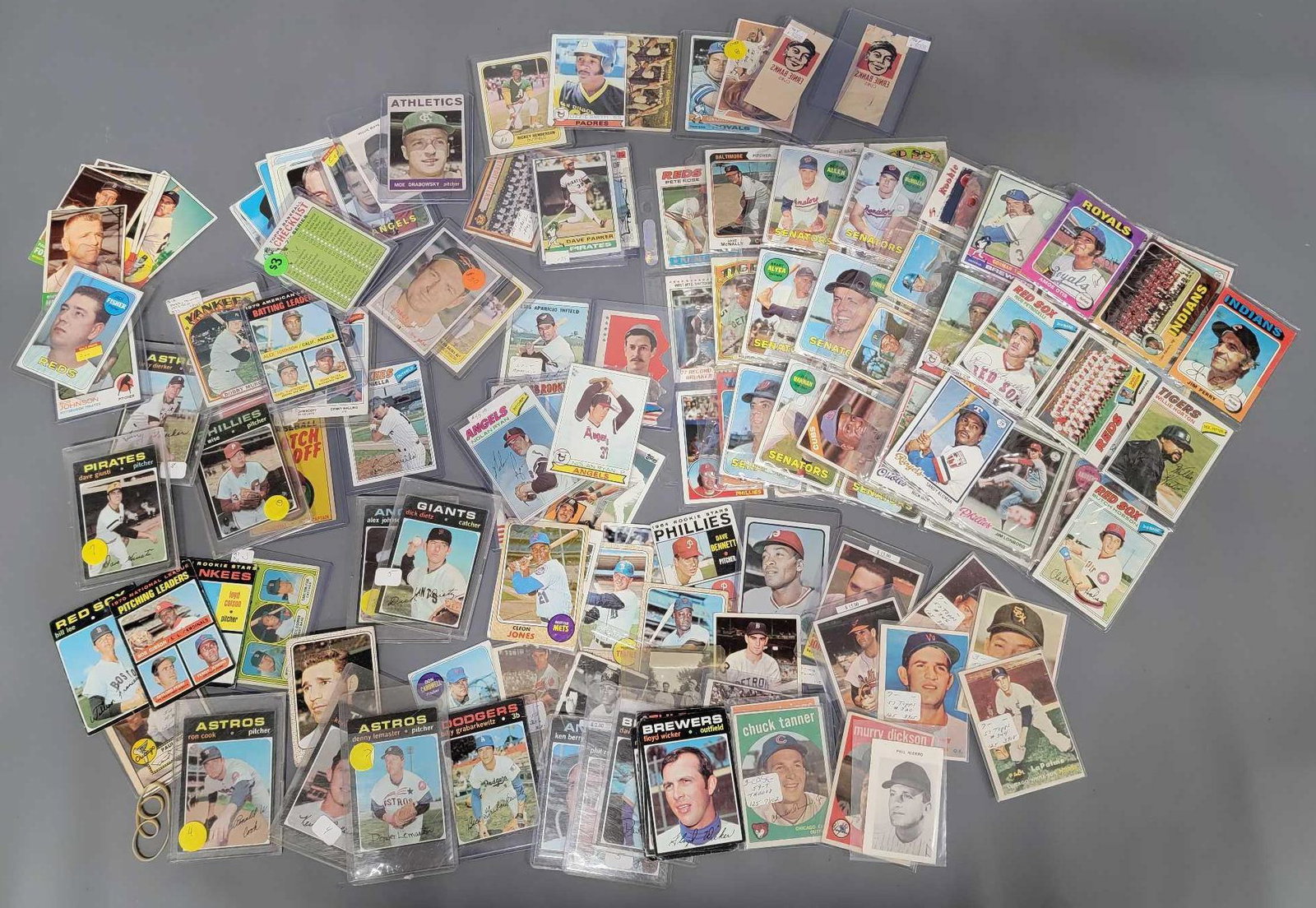 Large collection of mostly Topps baseball cards: Large collection of mostly Topps baseball cards , includes a selection of cards including a 1972 Carlton Fisk rookie, a 1979 Ozzie Smith rookie, 1984 Don Mattingly rookie, 1978 Andre Dawson rookie and