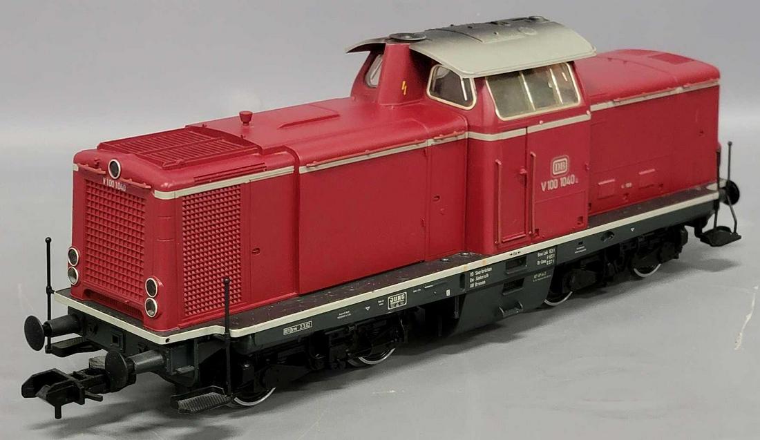 Marklin Gauge 1 Diesel Switcher locomotive MDB V 100 1040: Marklin Gauge 1 Diesel Switcher locomotive MDB V 100 1040, in very good condition, C7 with run time, has one missing corner step handrail, otherwise appears complete, otherwise very clean with the onl