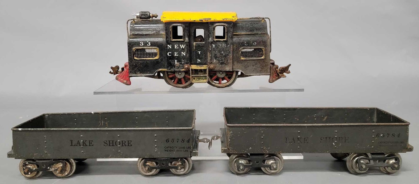 Lionel Prewar #33 New York Central Lines locomotive and two freight cars: Lionel Prewar #33 New York Central Lines locomotive and two freight cars, locomotive is a parts piece with bottom plate missing as seen, also missing a few detail parts on roof and roof is hand painte