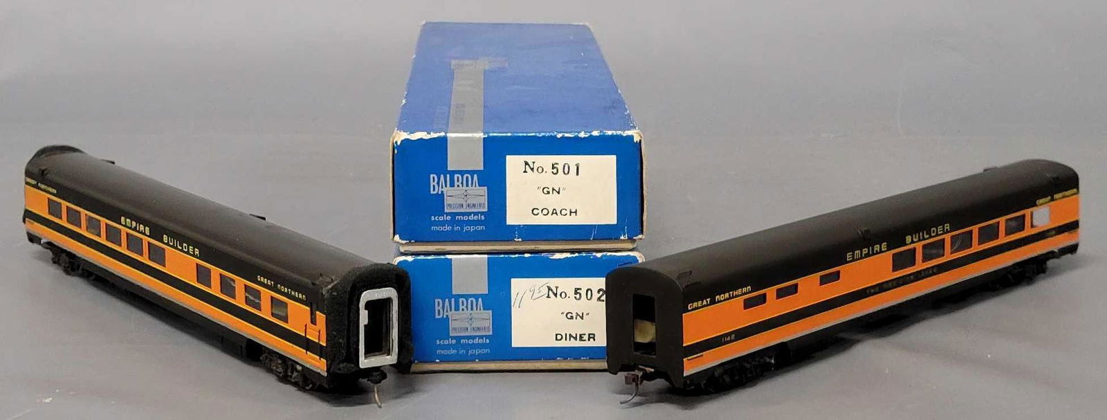 Two Balboa brass painted HO Great Northern passenger cars in original boxes: Two Balboa brass painted HO Great Northern passenger cars in original boxes, includes #501 Coach and #502 Diner, both are in very good condition C6-7 though need some detail work completed, paint is v
