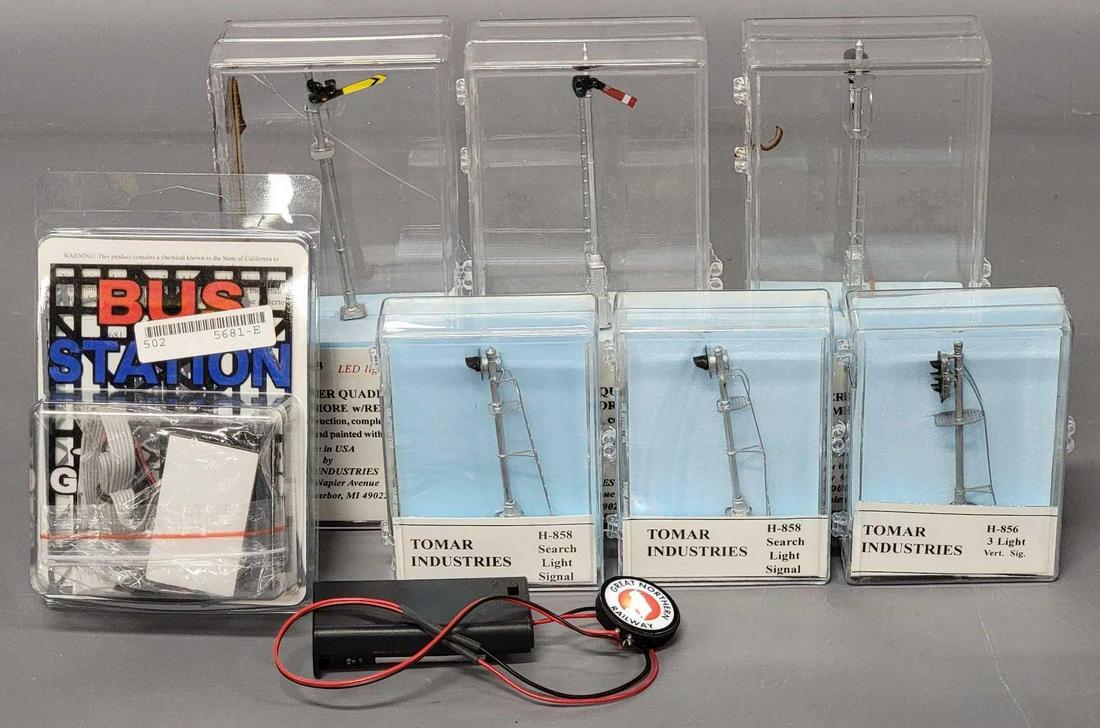 Six Tomar Industries LED light Railroad signals plus Greyhound Neon in original boxes (1 of 8)