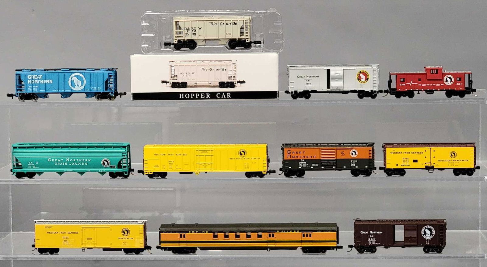 Eleven mixed maker and type Great Northern N scale train cars (1 of 6)