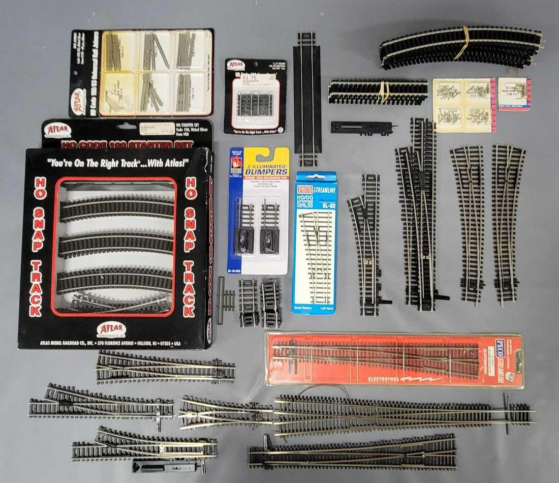 Collection of HO scale train tracks and accessories (1 of 6)