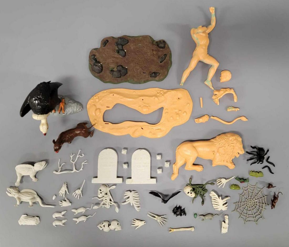 Group of vintage 1960's Aurora monster model parts for restoration (1 of 5)