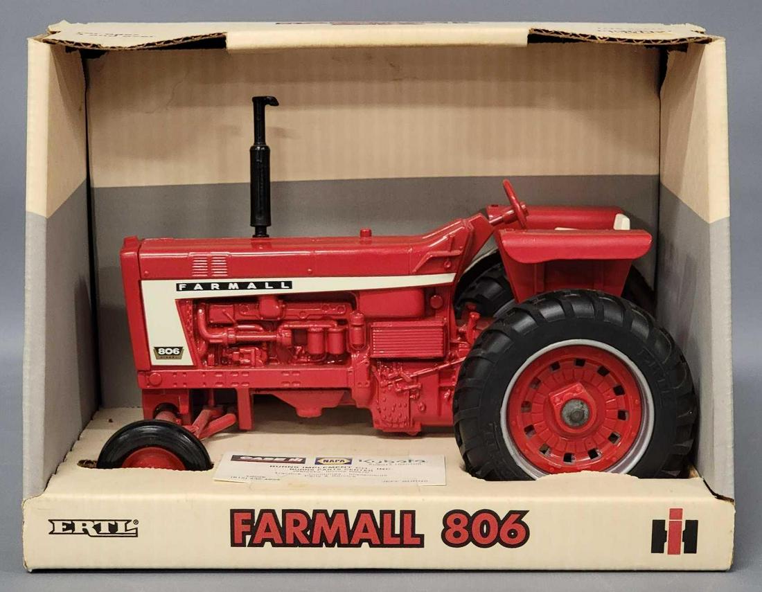 ERTL Farmall 1/16 scale 806 tractor in original box (1 of 5)