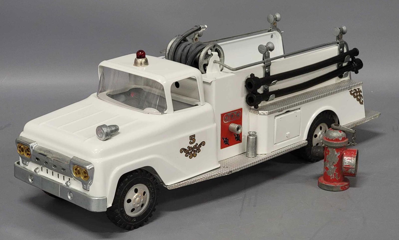 Fantastic restored Tonka 1959 white #5 suburban pumper fire truck (1 of 8)
