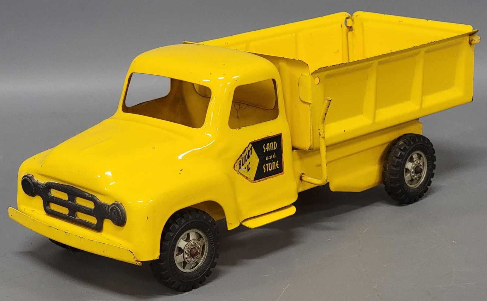 Buddy L 1950s pressed steel sand and stone dump truck: Buddy L 1950s pressed steel sand and stone dump truck, nice condition with minor play wear, has scattered minor chips and wear, as seen in the photos.