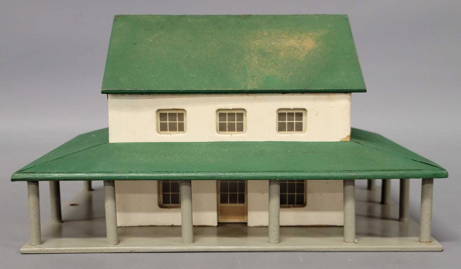 American Flyer Postwar S gauge 168 hotel: American Flyer Postwar S 168 hotel, all original with crazing to the paint on the walls and the roof has some color loss and a couple tiny touch-ups. Sold as-is as seen in the photos with no returns.