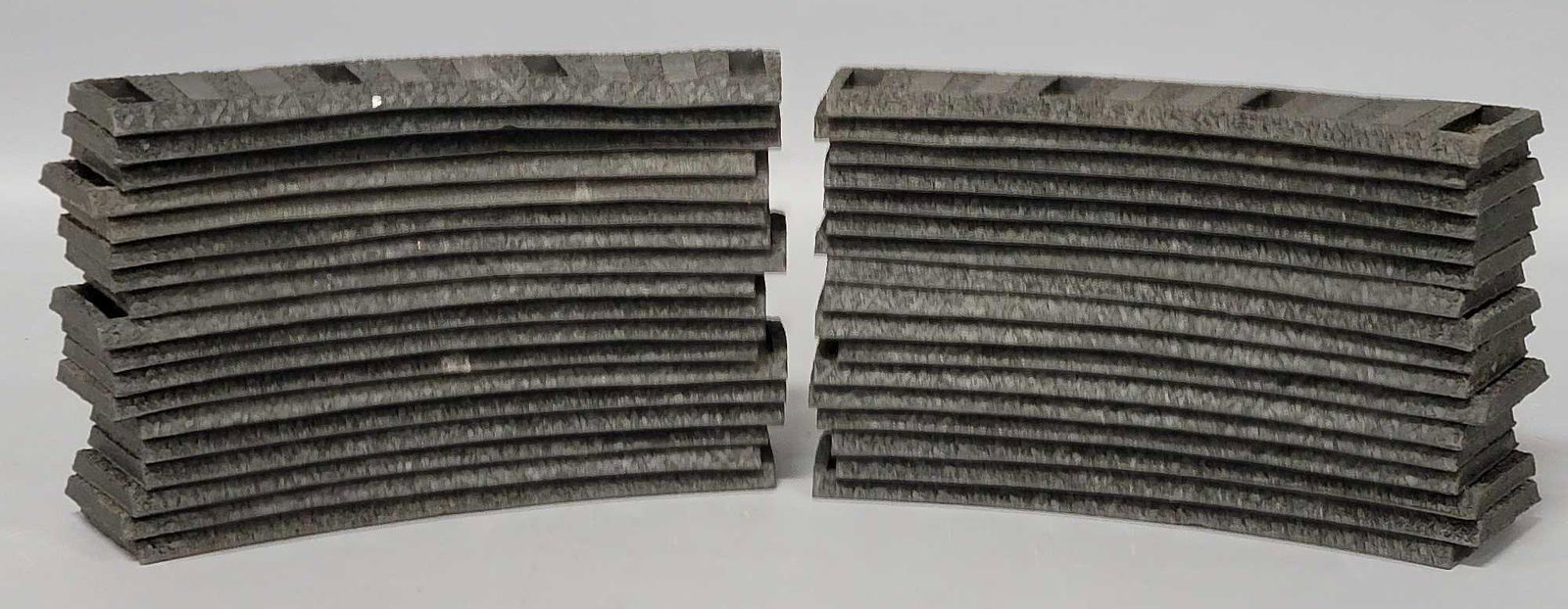 35 American Flyer Postwar S gauge 727 black curved rubber roadbed sections: 35 American Flyer Postwar S 727 black curved rubber roadbed sections, all appear unused as seen in the photos.