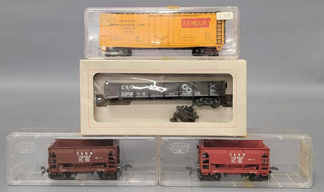Four ATT HO scale freight cars in original boxes (1 of 6)