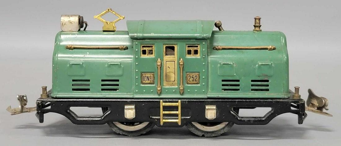 Lionel prewar O gauge peacock blue 252 electric locomotive: Lionel prewar O gauge peacock blue 252 electric locomotive, all original, looks C6 but all four wheels have fatigue and will need to be replaced.