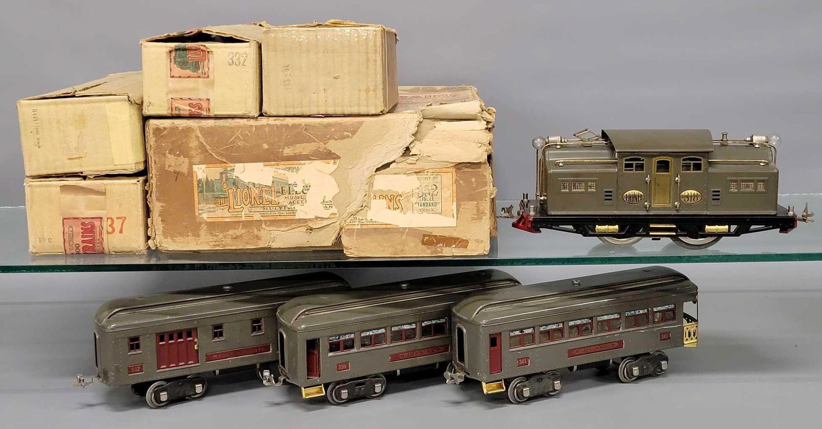 Boxed Lionel prewar standard gauge Gray 352 electric passenger set (1 of 14)