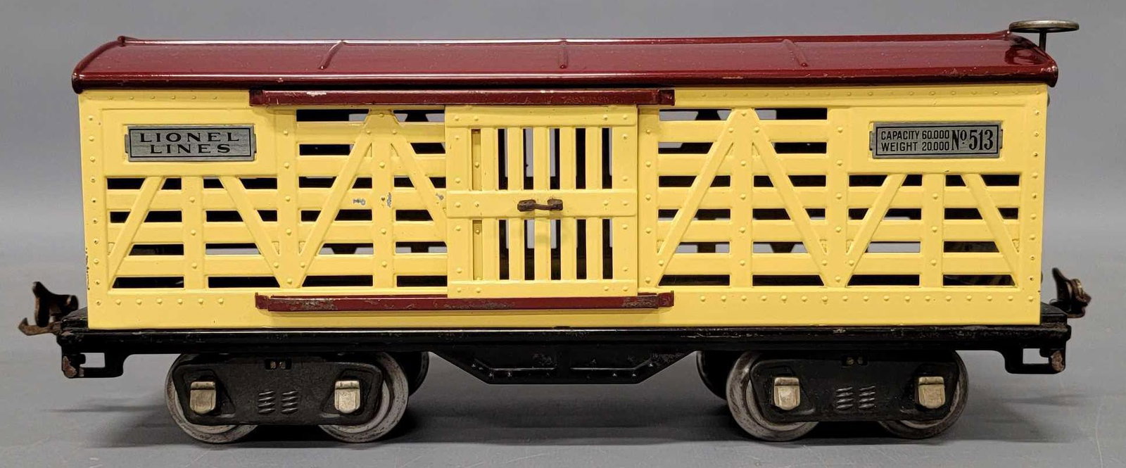Lionel prewar standard gauge 513 cream and maroon cattle car: Lionel prewar standard gauge 513 cream and maroon cattle car, C6+.