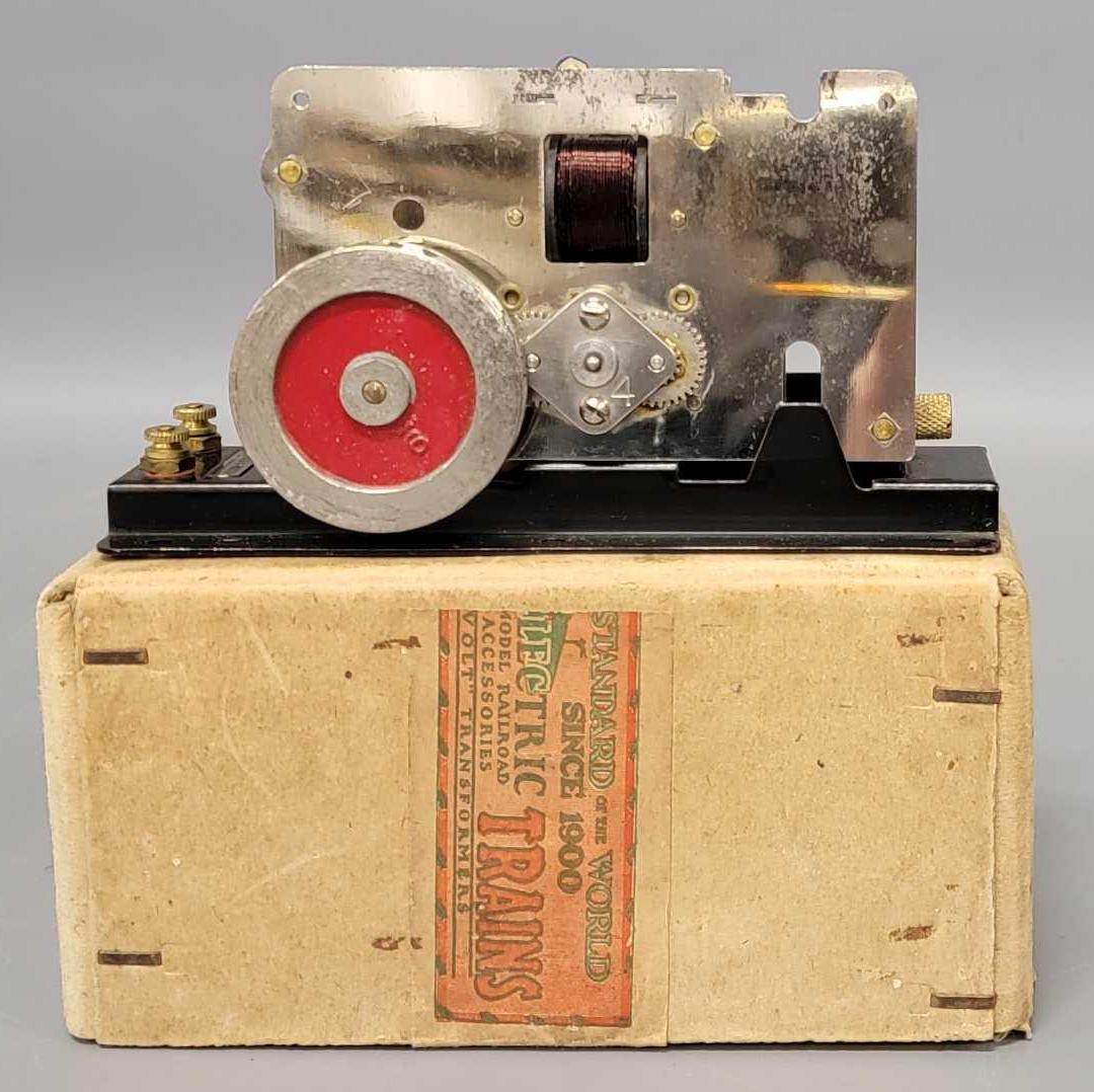 Lionel prewar No. 2 Bild-a-Motor in original box: Lionel prewar No. 2 Bild-a-Motor in original box, appears to have never been used but the loose pulley is suffering from fatigue. Exceptionally clean in a very good original box with a nice label.