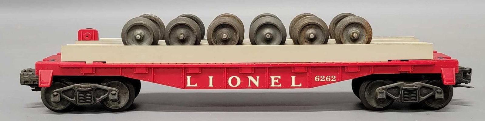 Lionel postwar O RED 6262 wheel car: Lionel postwar O red 6262 wheel car, car shows little if any run time, C8 with six wheel sets.