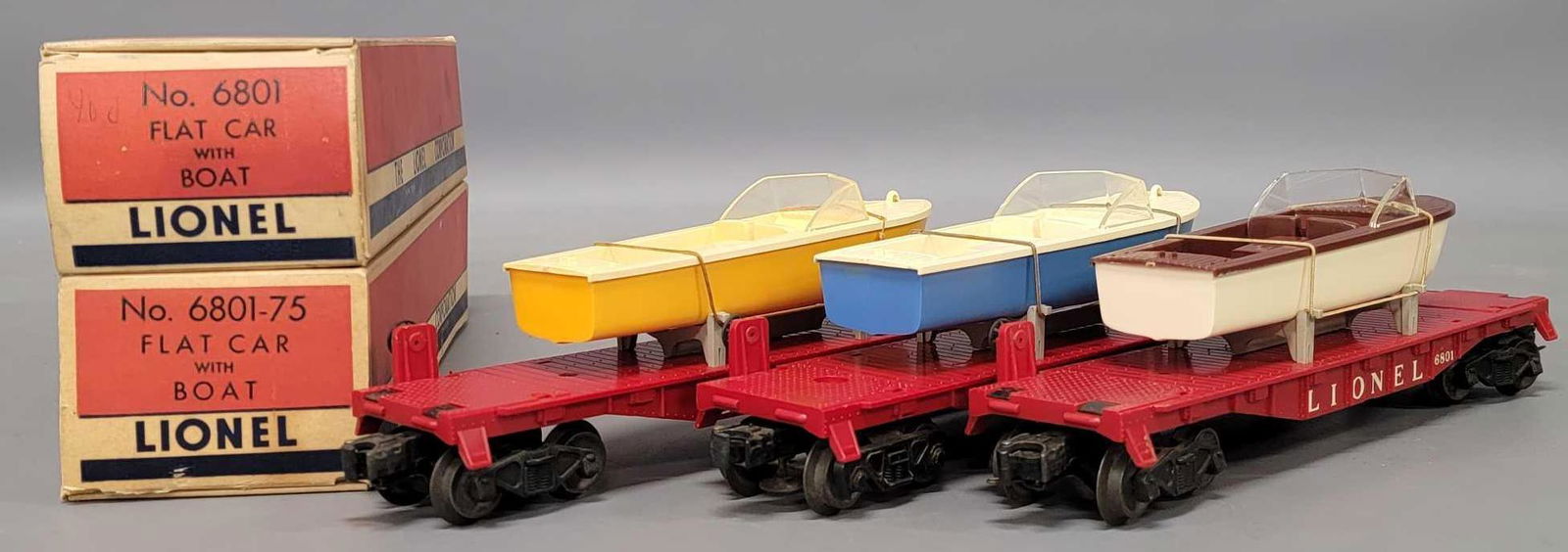 Three unrun Lionel postwar O 6801 flat cars with boat with two original boxes (1 of 11)