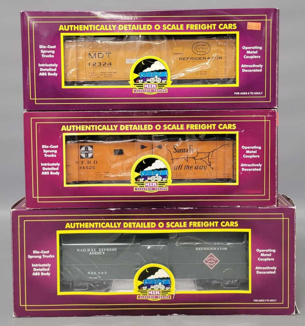 Three MTH Premier reefers in original boxes: Three MTH Premier reefers in original boxes to include New York Central and Santa Fe 40 foot steel side plus a Railway Express Agency R50B express, C8-9 in very good to excellent original boxes.
