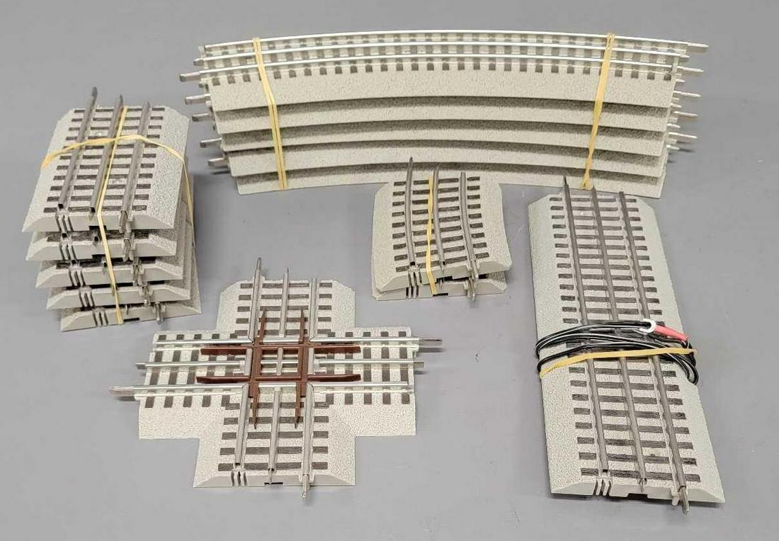 Great small group of mixed Lionel Fastrack: Great small group of mixed Lionel Fastrack to include five 048 curves, 10 inch straight terminal section, 90 degree crossing, two 036 quarter curves, two 4 inch straight and three 5 inch isolator sect