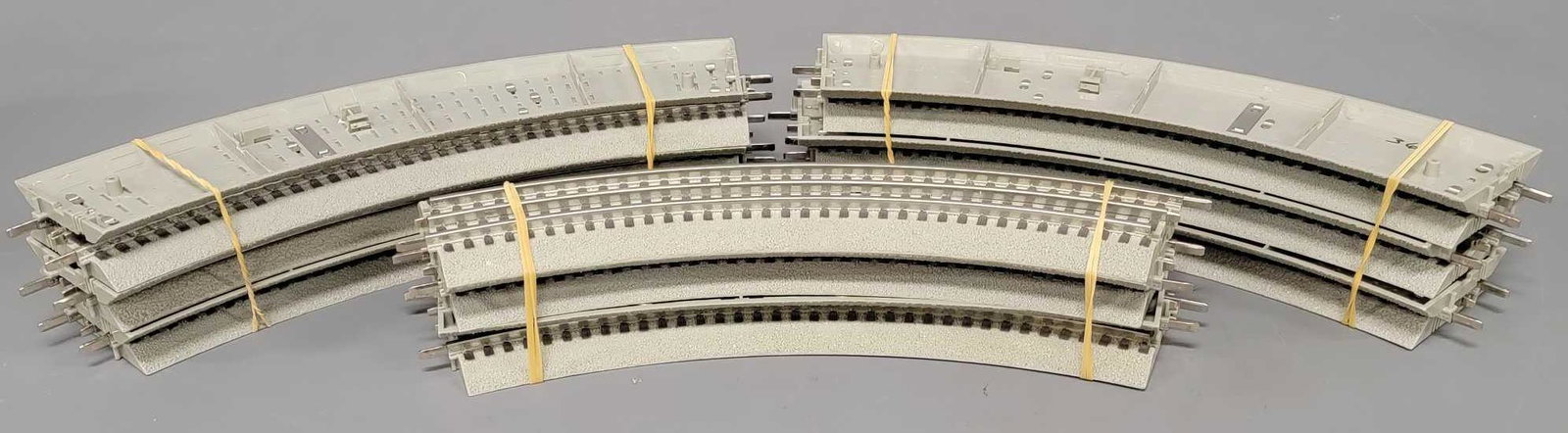 Seventeen sections of Lionel Fastrack O36 curved track: Seventeen sections of Lionel Fastrack O36 curved track, all in excellent condition as seen in the photos.