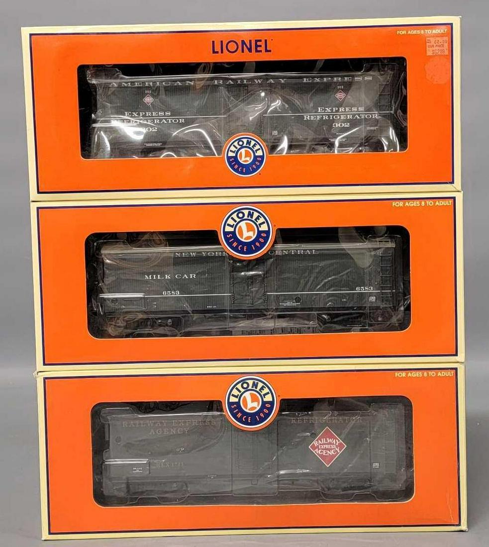 Three Lionel modern era O express reefers in original boxes: Three Lionel modern era O express reefers in original boxes to include 17377 American Railway Express, 17373 New York Central milk car and 17365 Railway Express Agency milk car, C8-9 in excellent orig