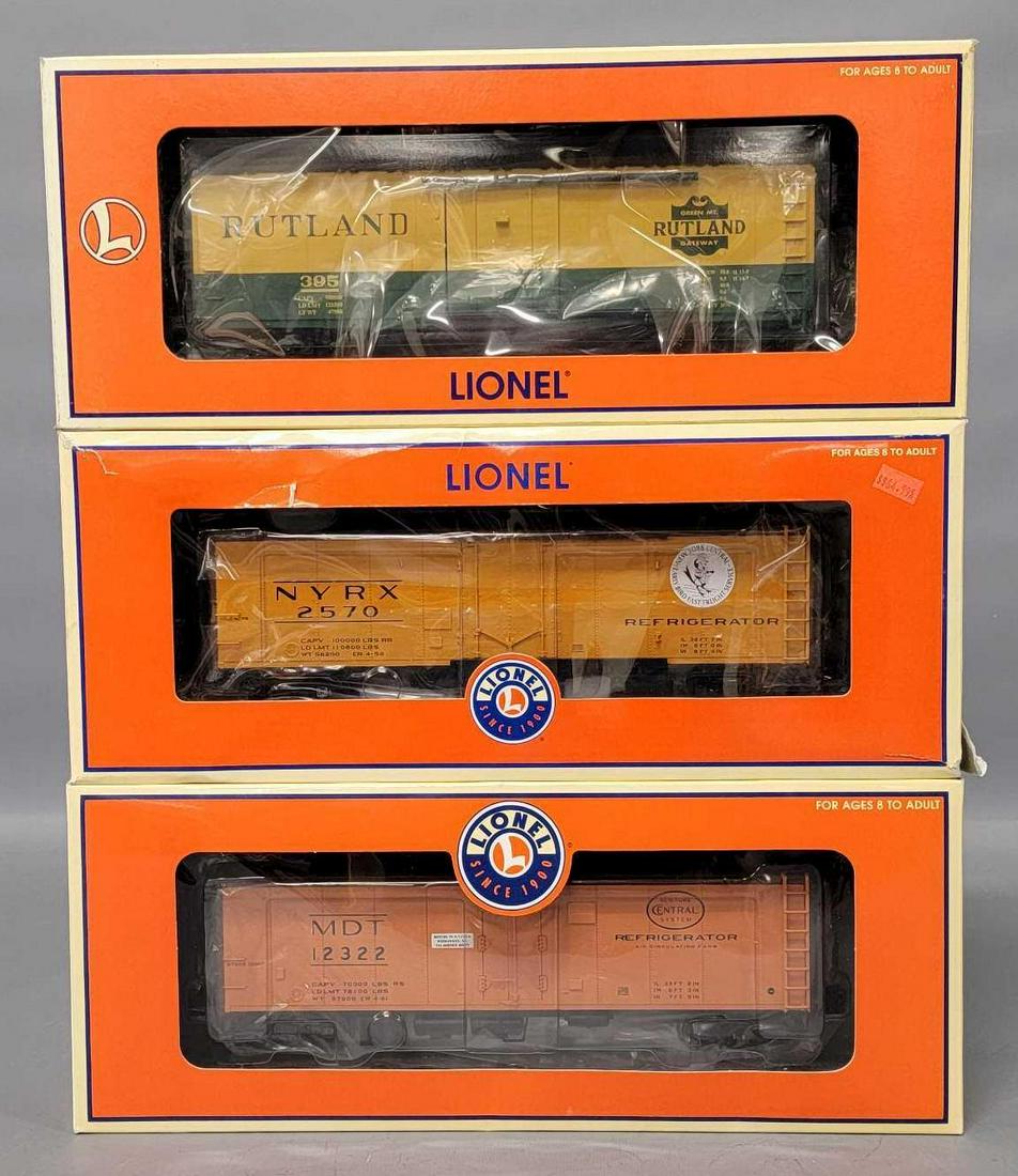 Three Lionel modern era O reefers in original boxes: Three Lionel modern era O reefers in original boxes to include 17338 MDT, 27355 New York Central steel sided and 19552 Rutland, C8-9 in excellent original boxes.