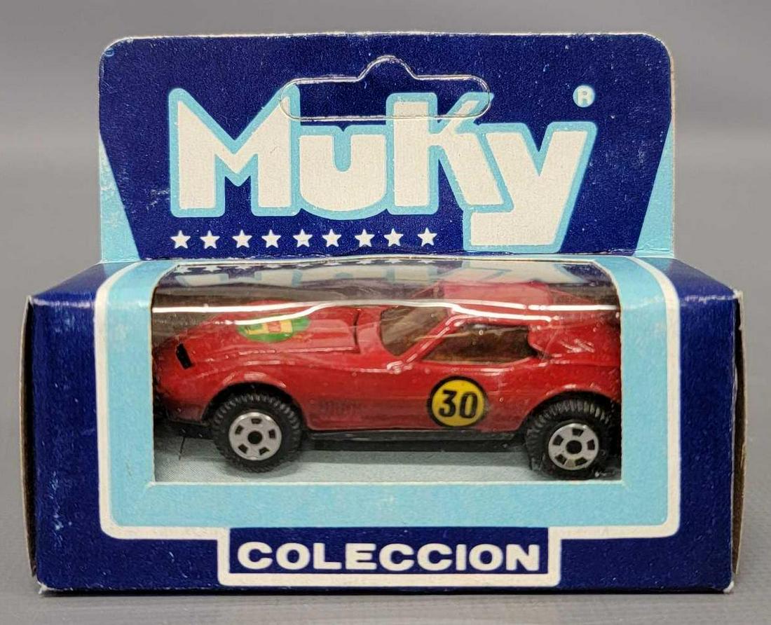 Muky 1/64 die cast red Castrol Corvette in original box Hot Wheels clone: Muky 1/64 die cast red Castrol Corvette in original box Hot Wheels clone, gorgeous car with 30 roundels and no wear as seen in the photos.