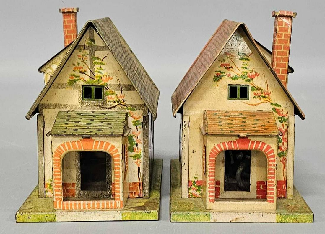 Two Lionel prewar O gauge tin lithographed 184 bungalows: Two Lionel prewar O gauge tin lithographed 184 bungalow, C6+ as seen in the photos.