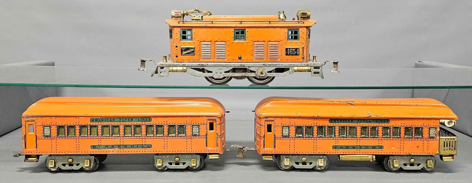 American Flyer wide gauge partial 1473 Statesman set with 4654 electric locomotive: American Flyer wide gauge partial 1473 Statesman set to include 4654 electric locomotive, 4151 Bunker Hill coach and 4152 Yorktown observation cars with opening doors and smooth roofs, C5-6 as seen in