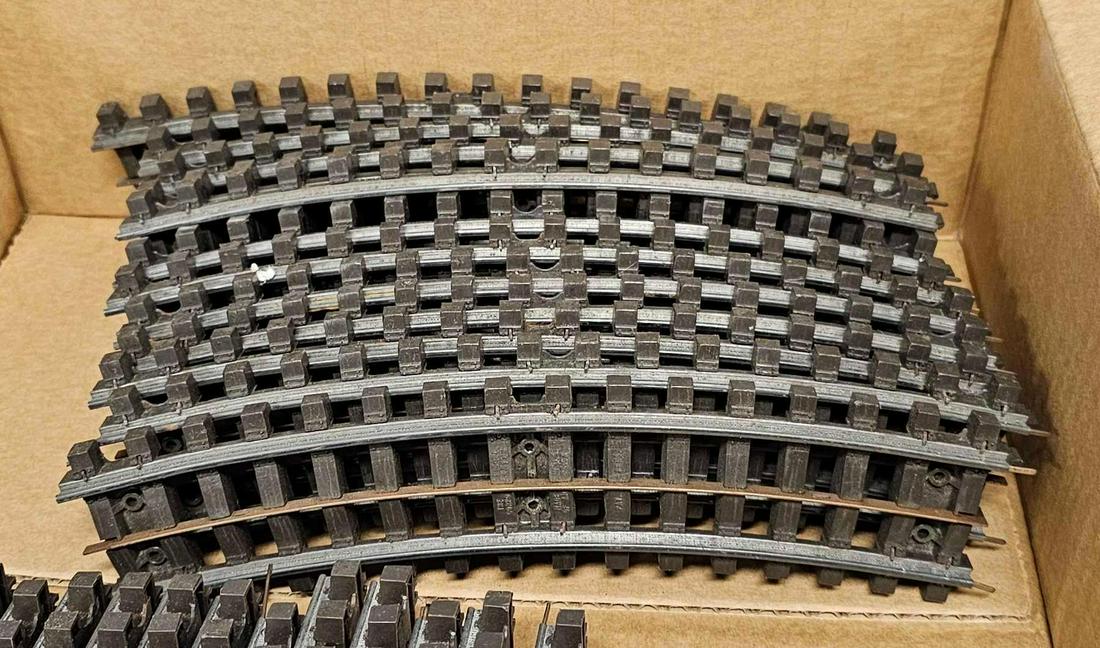 28 Lionel postwar Super O curved track sections and more: 29 Lionel postwar Super O curved track sections and more as seen in the photos.