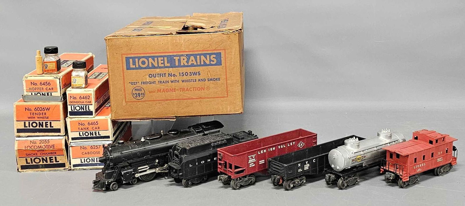 Boxed Lionel postwar O 1503WS steam freight set: Boxed Lionel postwar O 1503WS steam freight set to include 2055 steam locomotive, 6026W tender, green 6462 New York Central gondola with six wooden barrels, 6465 Sunoco tank car, 6257 caboose and 1033