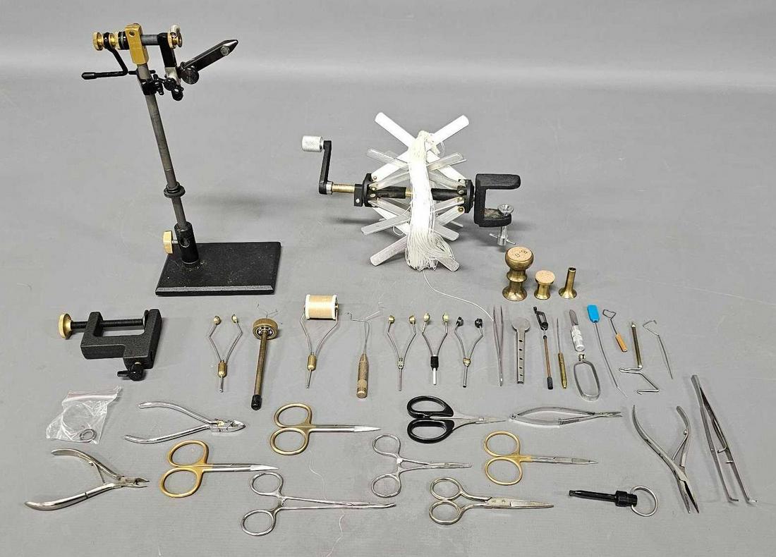 Fly tying vise and lots of small tools: Fly tying vise and lots of small tools, could not find a name on the jig but it looks like a nice little setup as seen in the photos.