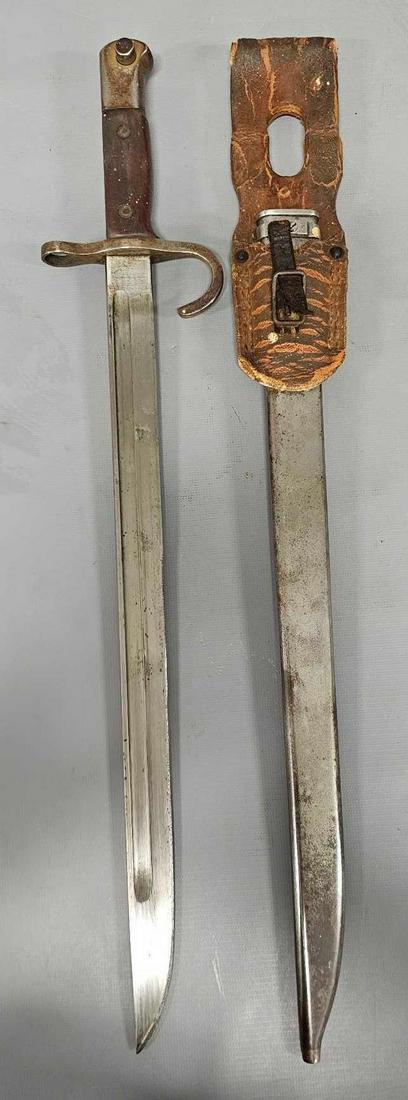 WWII Japanese Arisaka rifle bayonet with leather and metal scabbard: WWII Japanese Arisaka rifle bayonet with leather and metal scabbard, excellent condition as seen in the photos.
