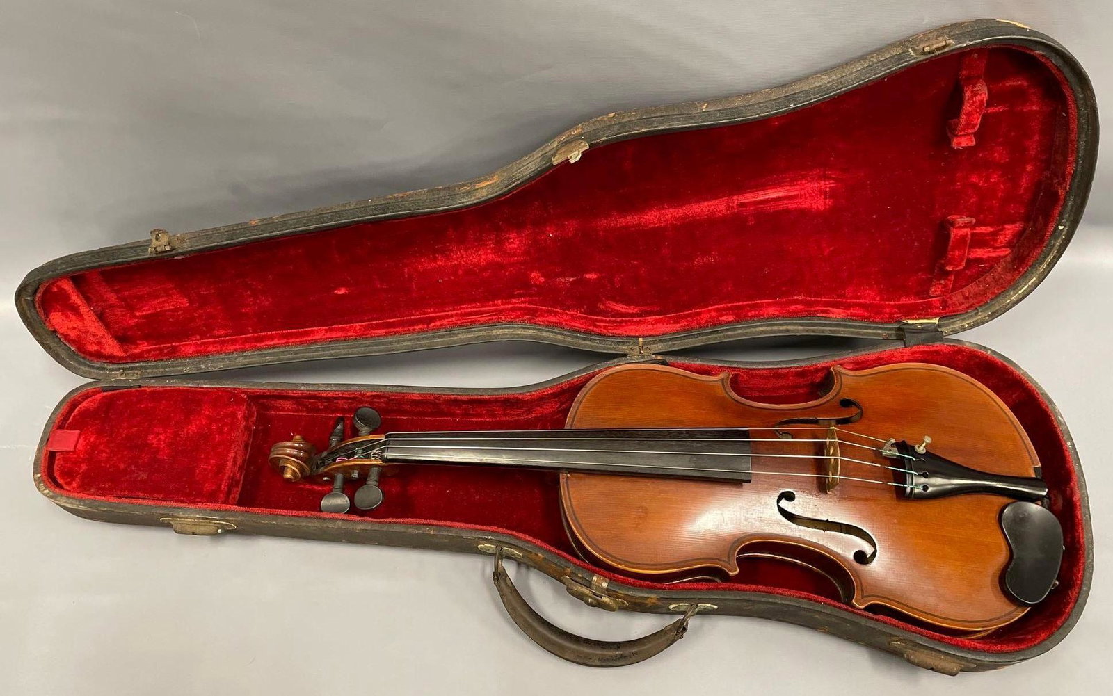 1902 Wilhelm Duerer fecit violin in case: 1902 Wilhelm Duerer fecit violin in case. A beautiful instrument with what appears to be all original hardware although it has been gone through by a local luthier to ensure that it can be properly tu