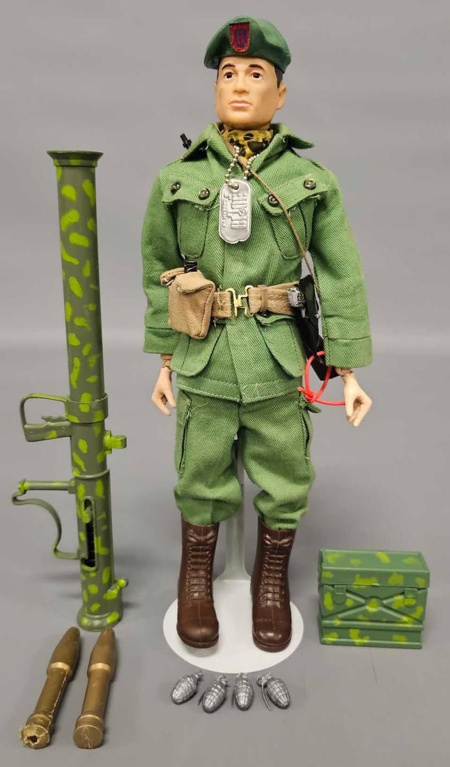 Vintage Hasbro GI Joe Green Beret: Vintage Hasbro GI Joe Green Beret with R Japan uniform and all associated accessories although there is damage to one of the bazooka shells, the rest of the items are in very good to excellent conditi